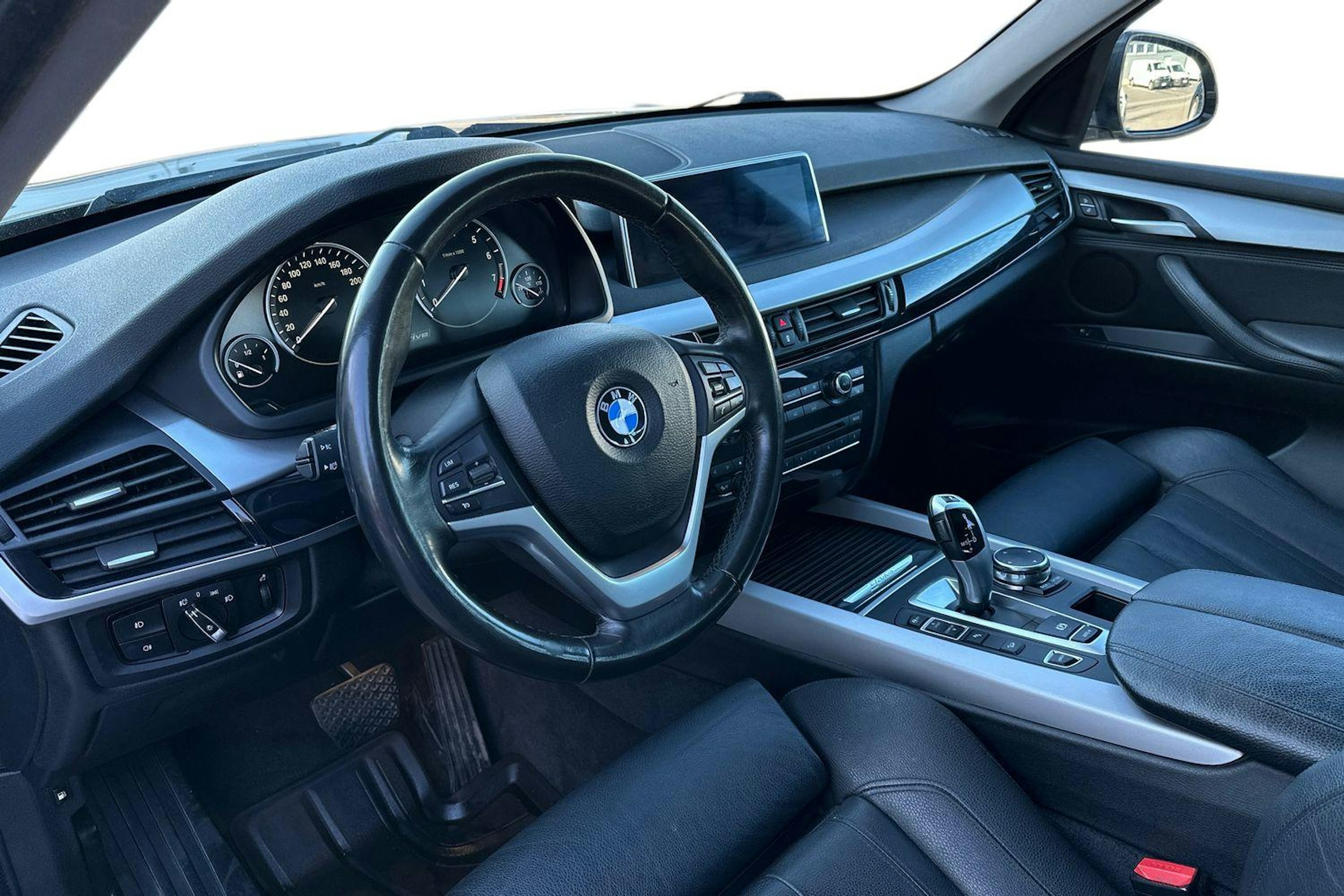 Harmaa BMW X5 2016 kuva 6.