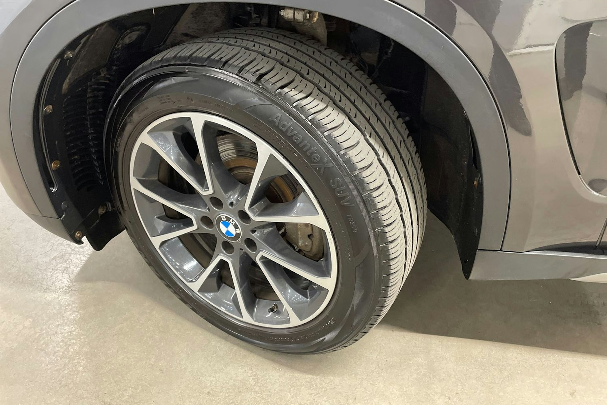 Harmaa BMW X5 2016 kuva 13.