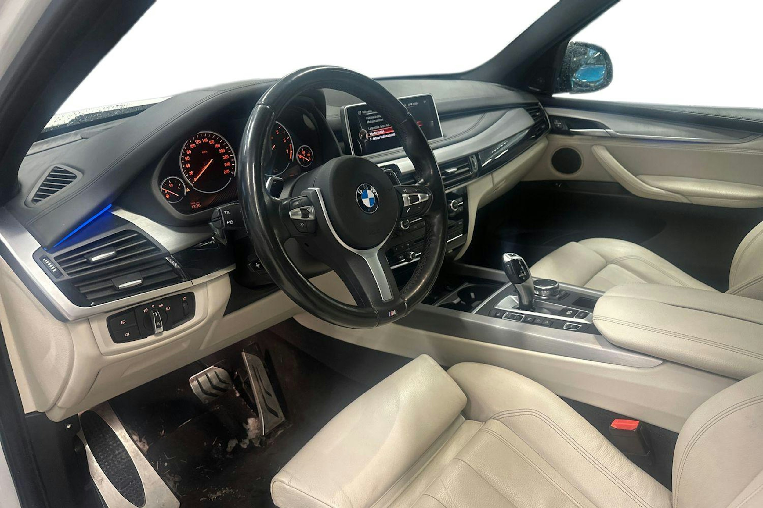 Valkoinen BMW X5 2016 kuva 3.
