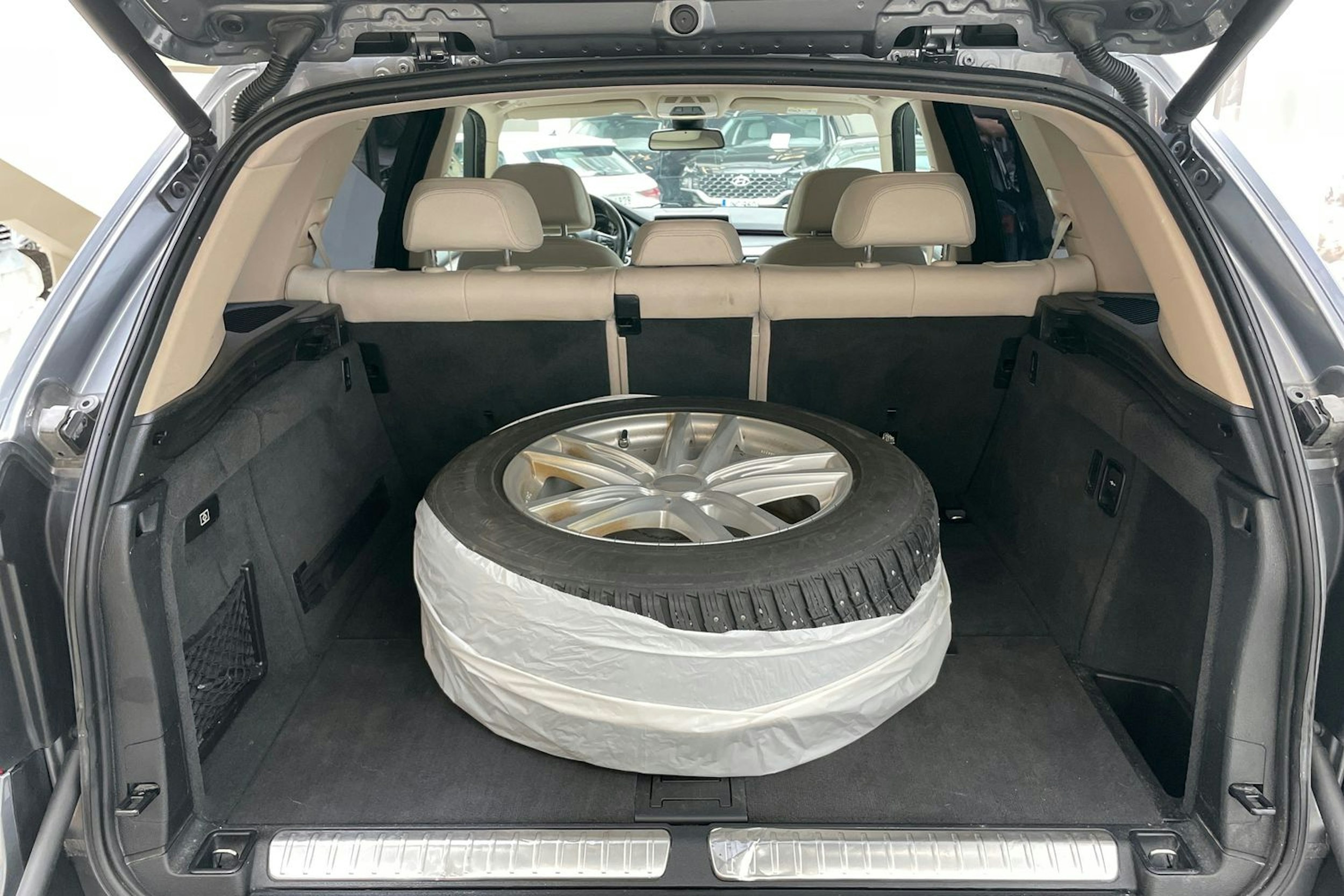 harmaa BMW X5 2017 kuva 30.