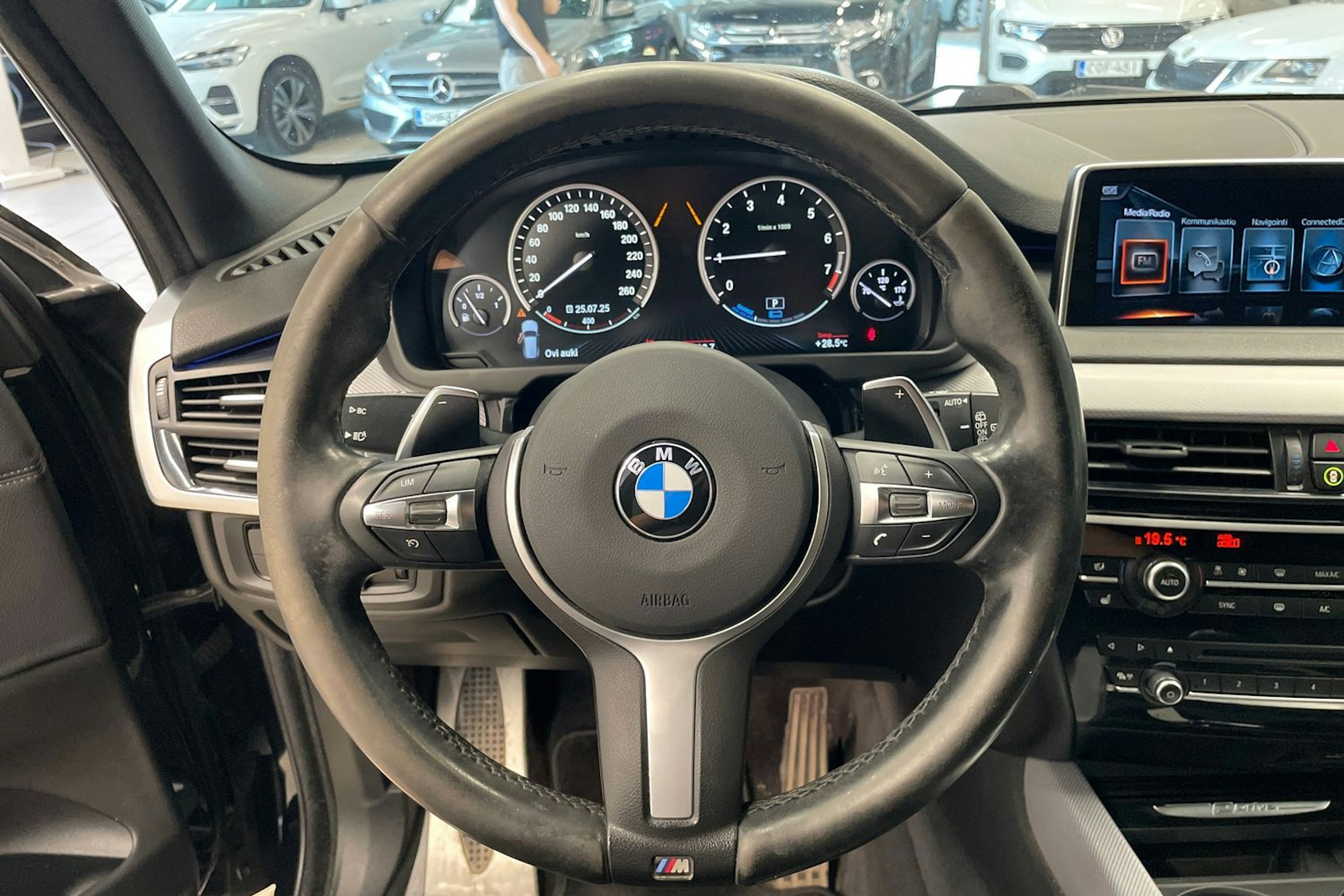 musta BMW X5 2017 kuva 14.