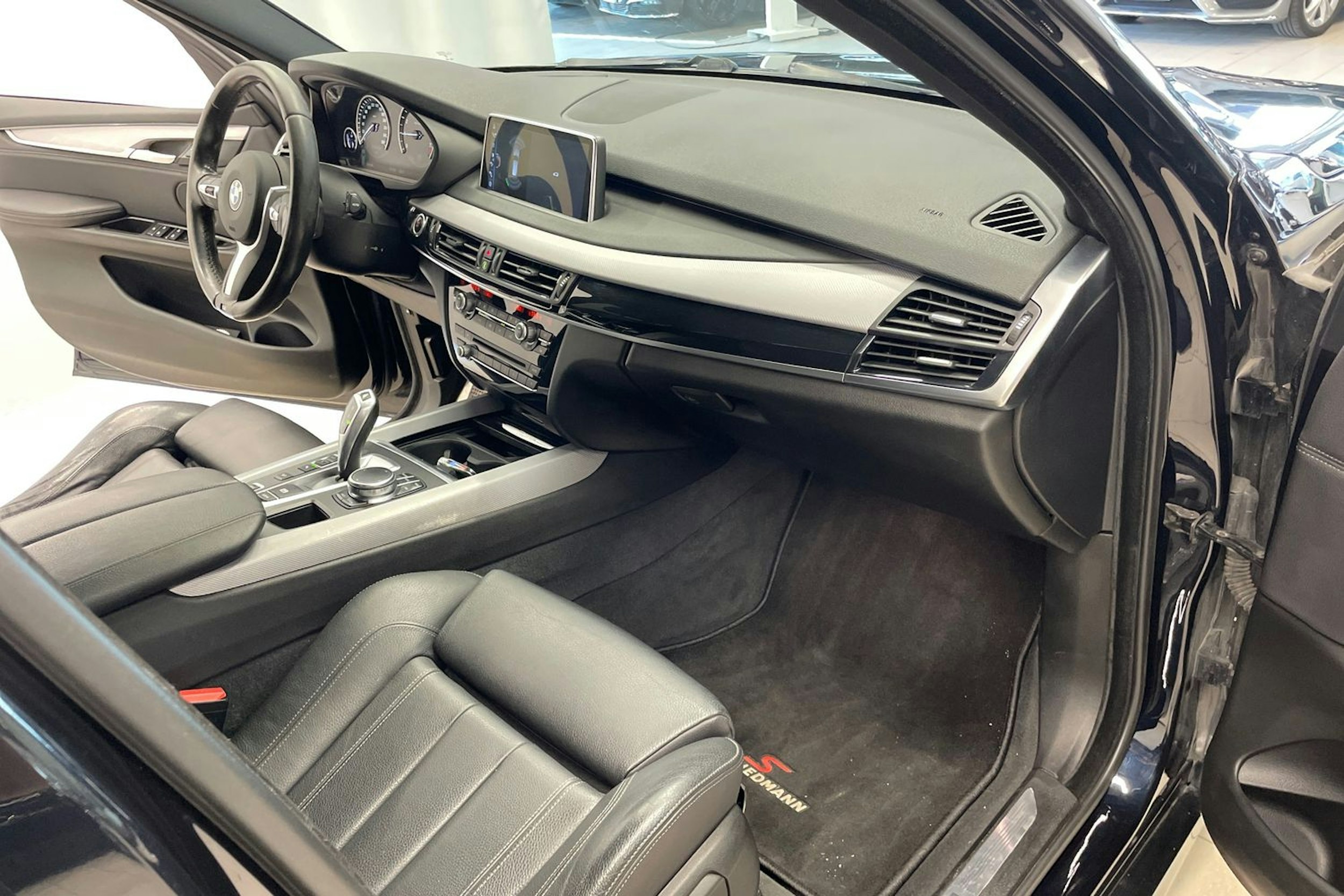 musta BMW X5 2017 kuva 27.