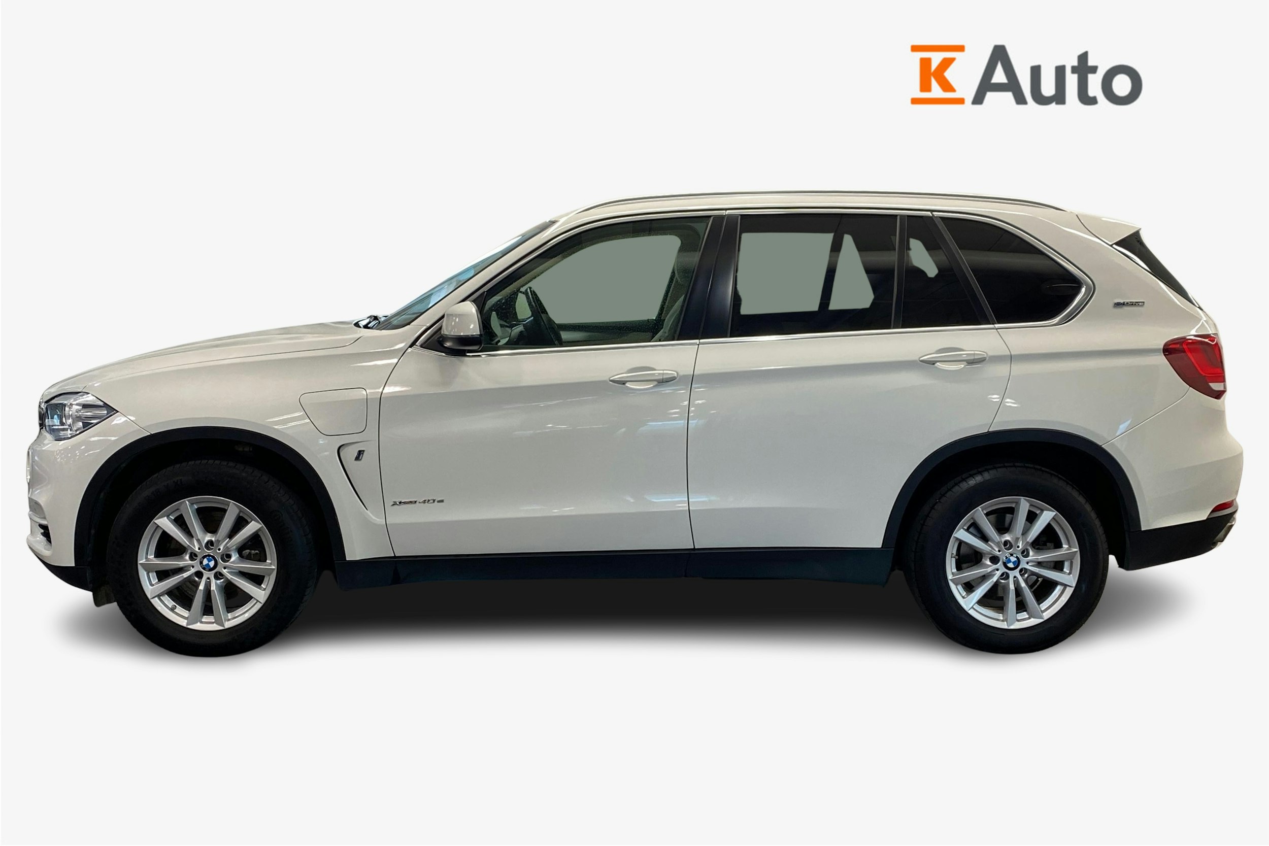 Valkoinen BMW X5 2018 kuva 6.