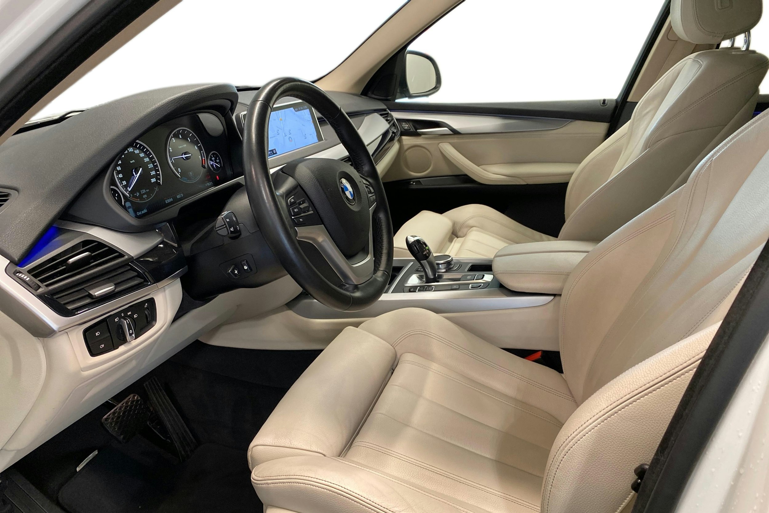 Valkoinen BMW X5 2018 kuva 7.