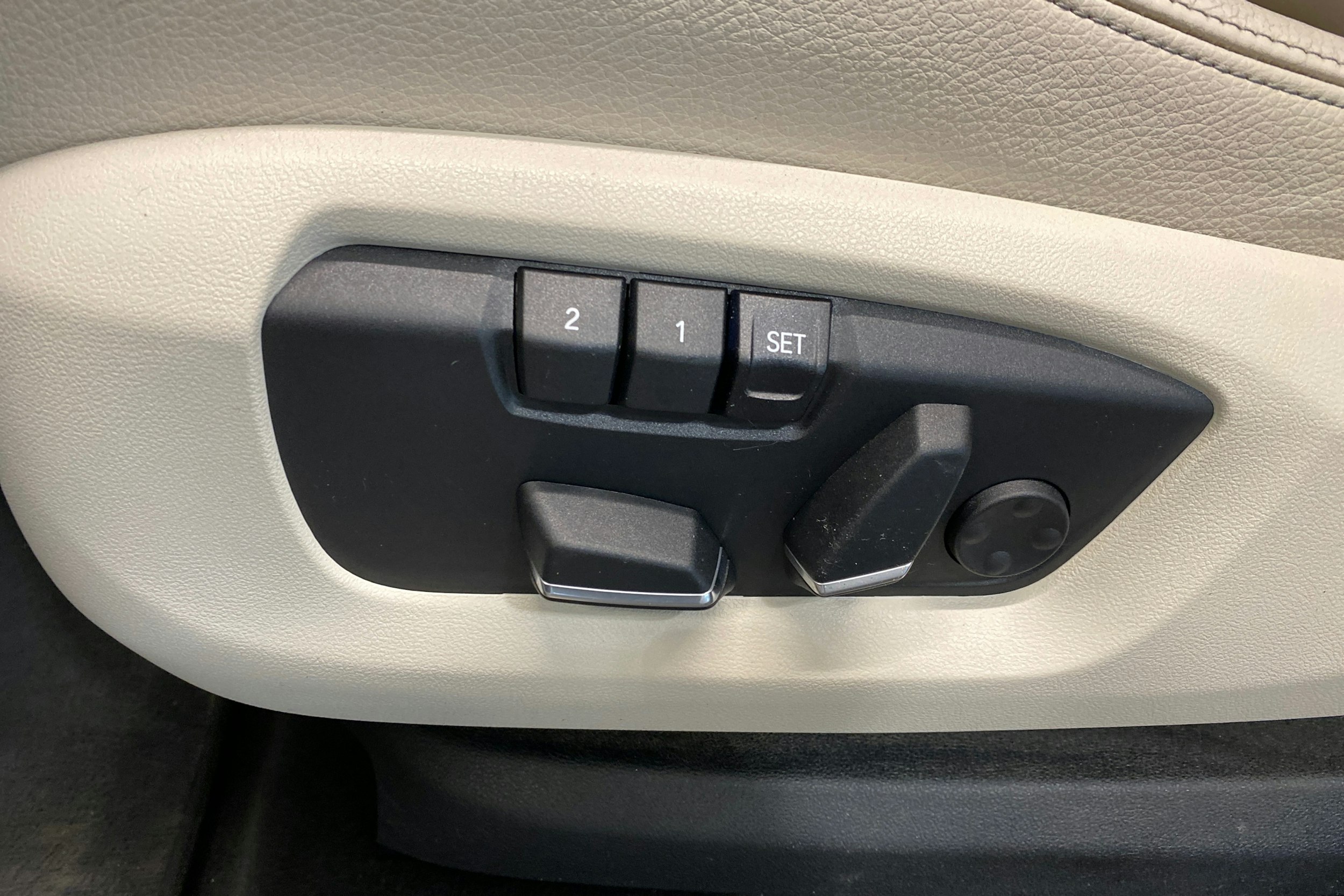 Valkoinen BMW X5 2018 kuva 14.