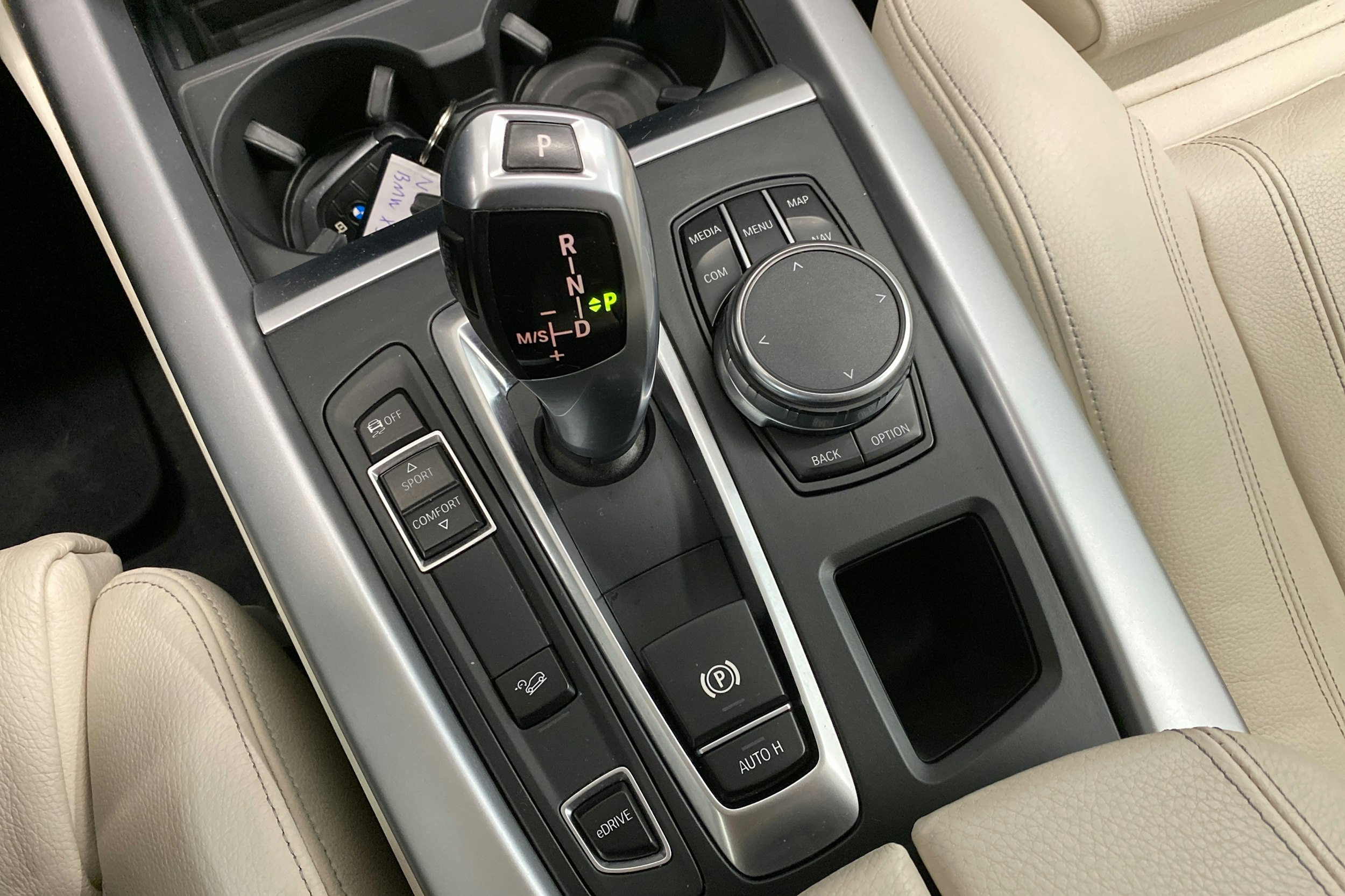 Valkoinen BMW X5 2018 kuva 22.