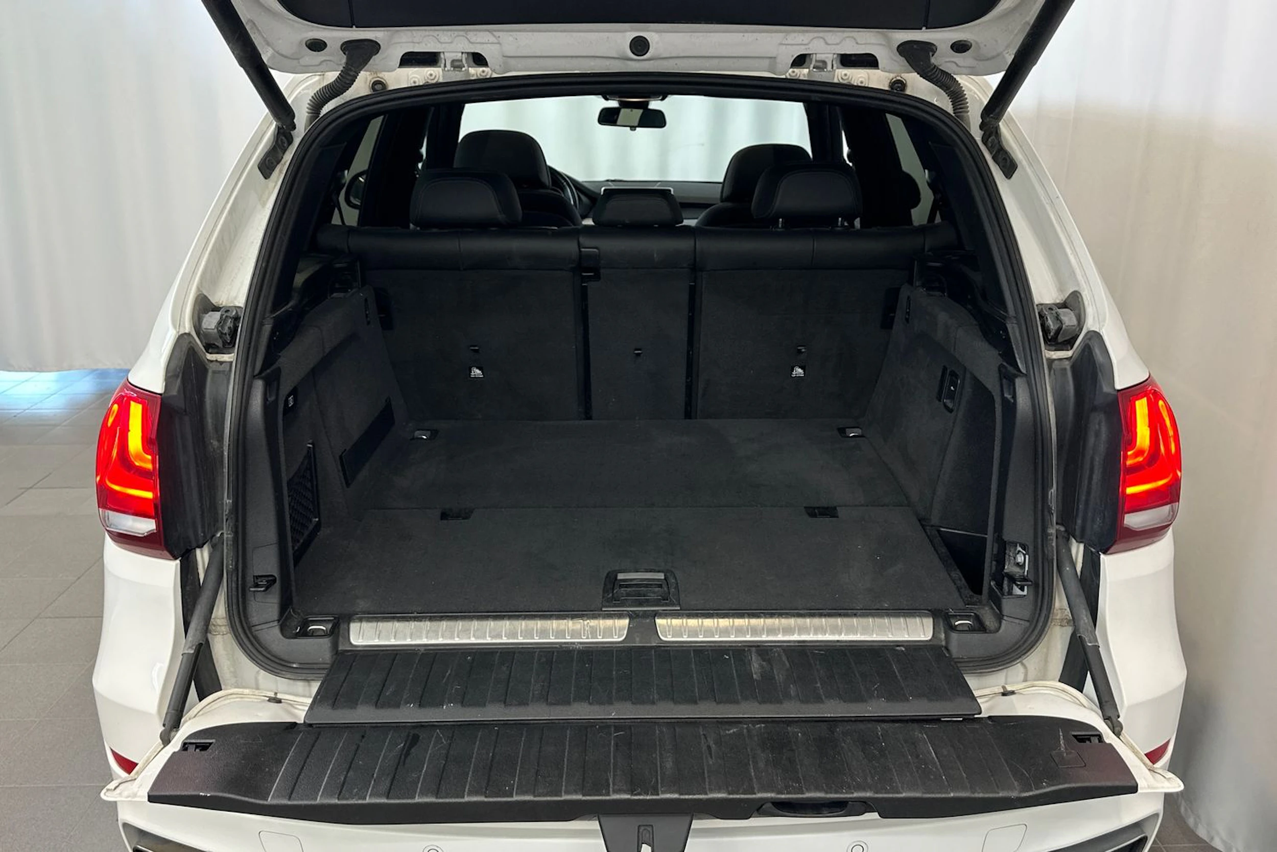 valkoinen BMW X5 2018 kuva 13.