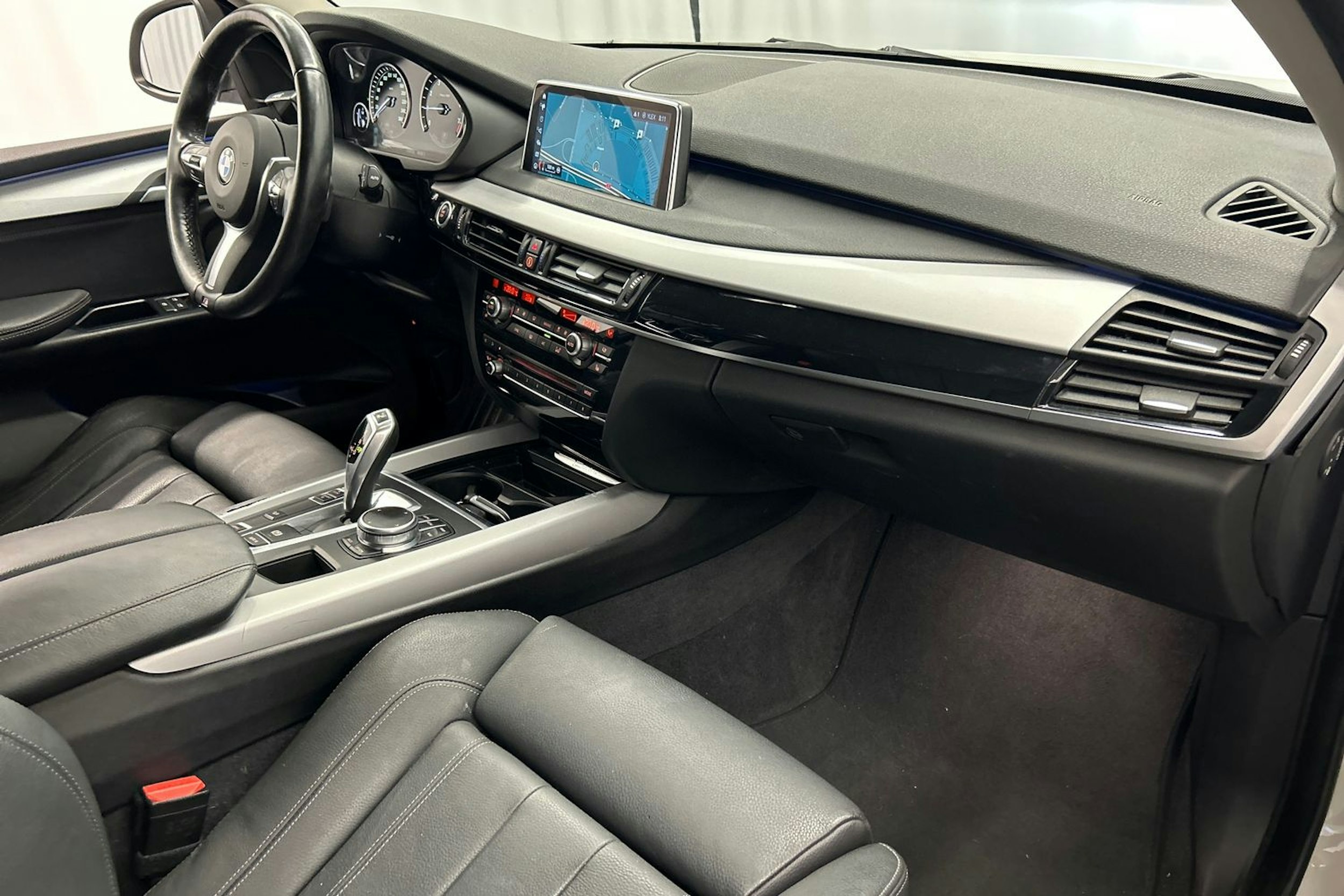 valkoinen BMW X5 2018 kuva 17.