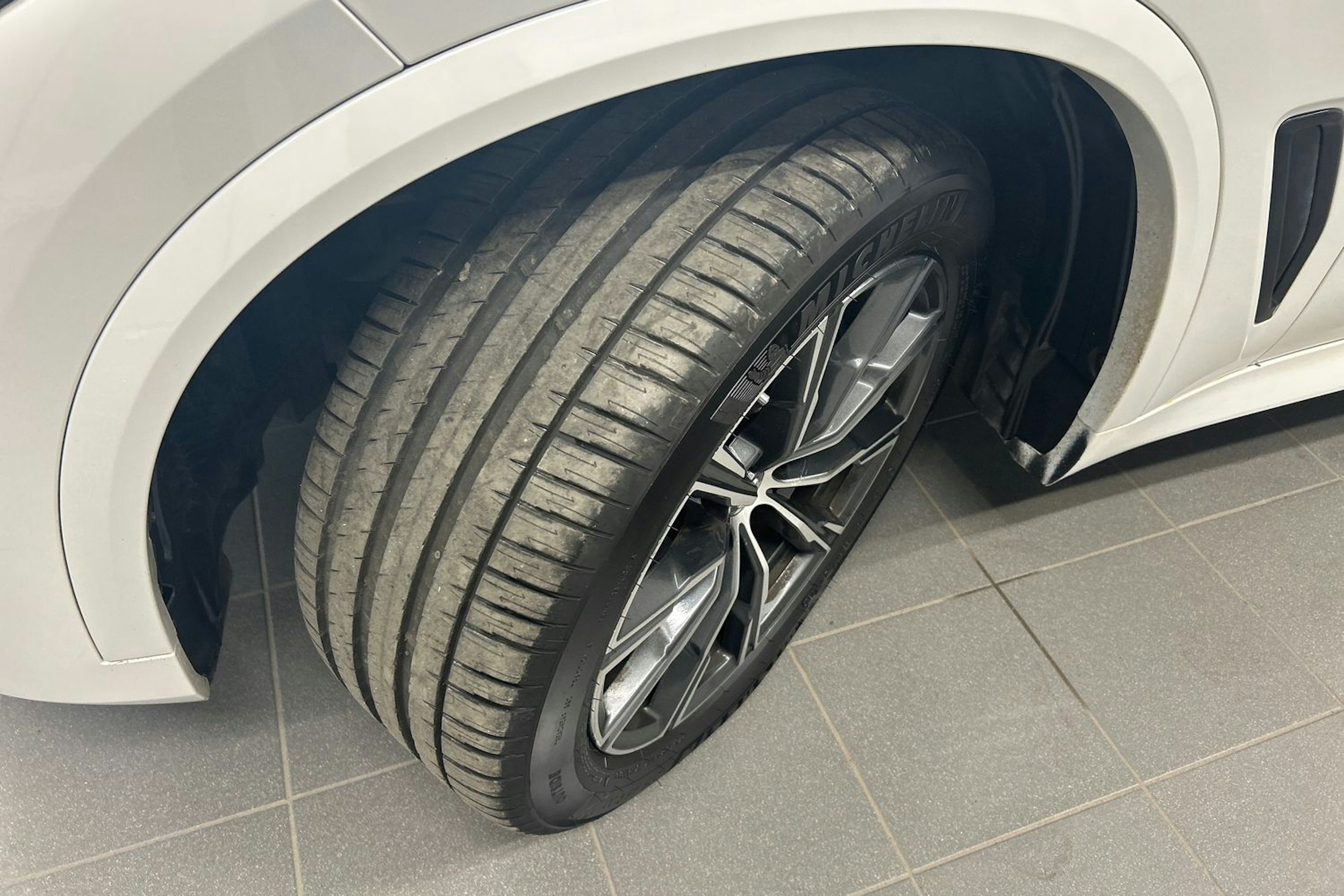 valkoinen BMW X5 2019 kuva 13.