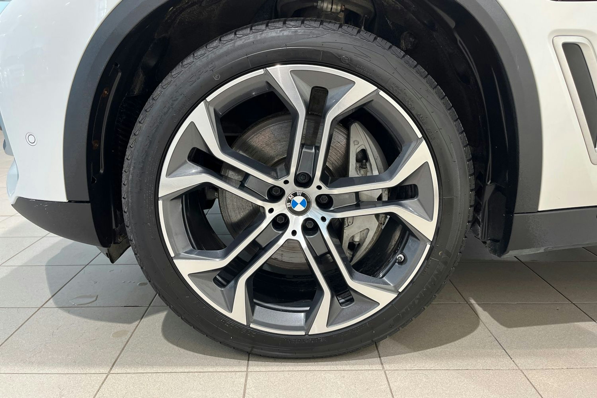 valkoinen BMW X5 2020 kuva 13.