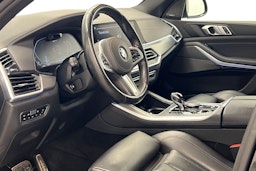 musta BMW X5 2020 kuva 6.