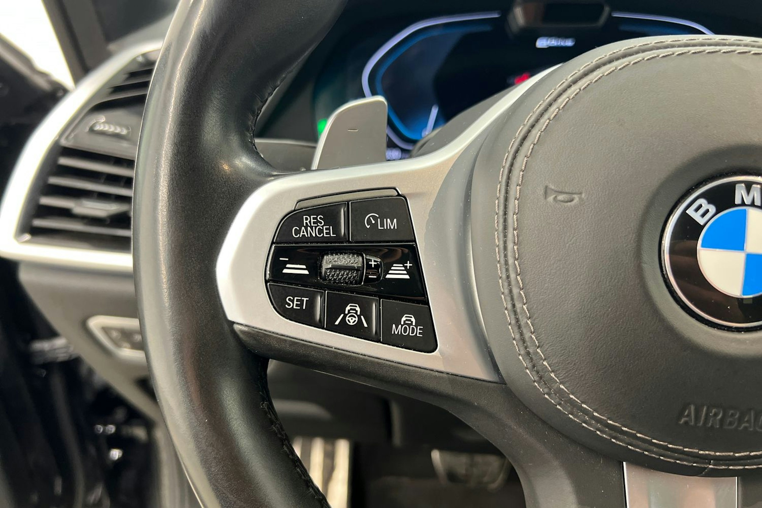 musta BMW X5 2020 kuva 13.