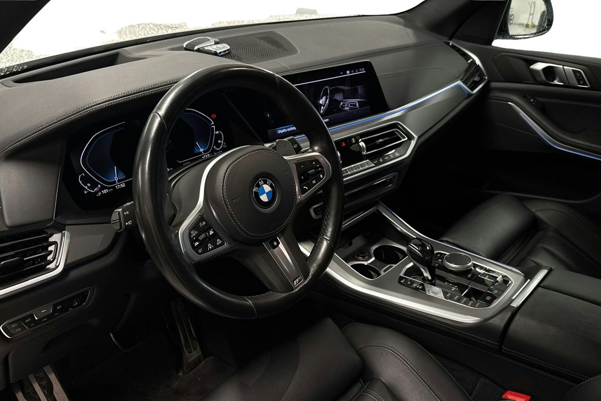 Valkoinen BMW X5 2020 kuva 3.
