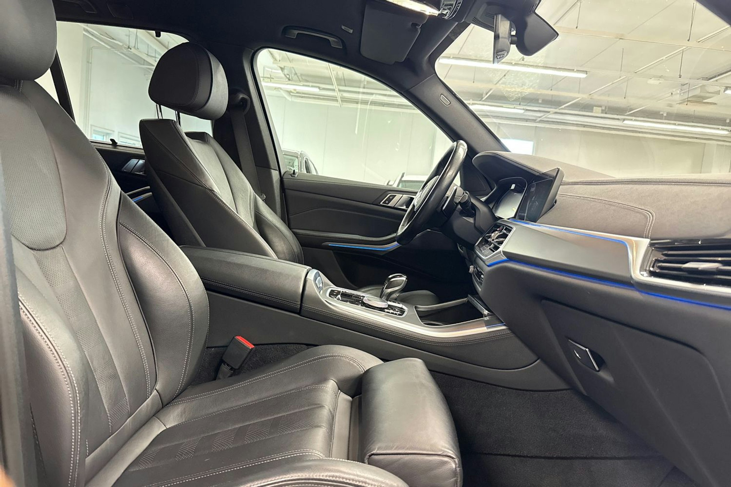 Valkoinen BMW X5 2020 kuva 13.