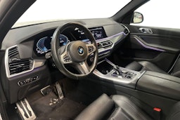 Valkoinen BMW X5 2020 kuva 3.