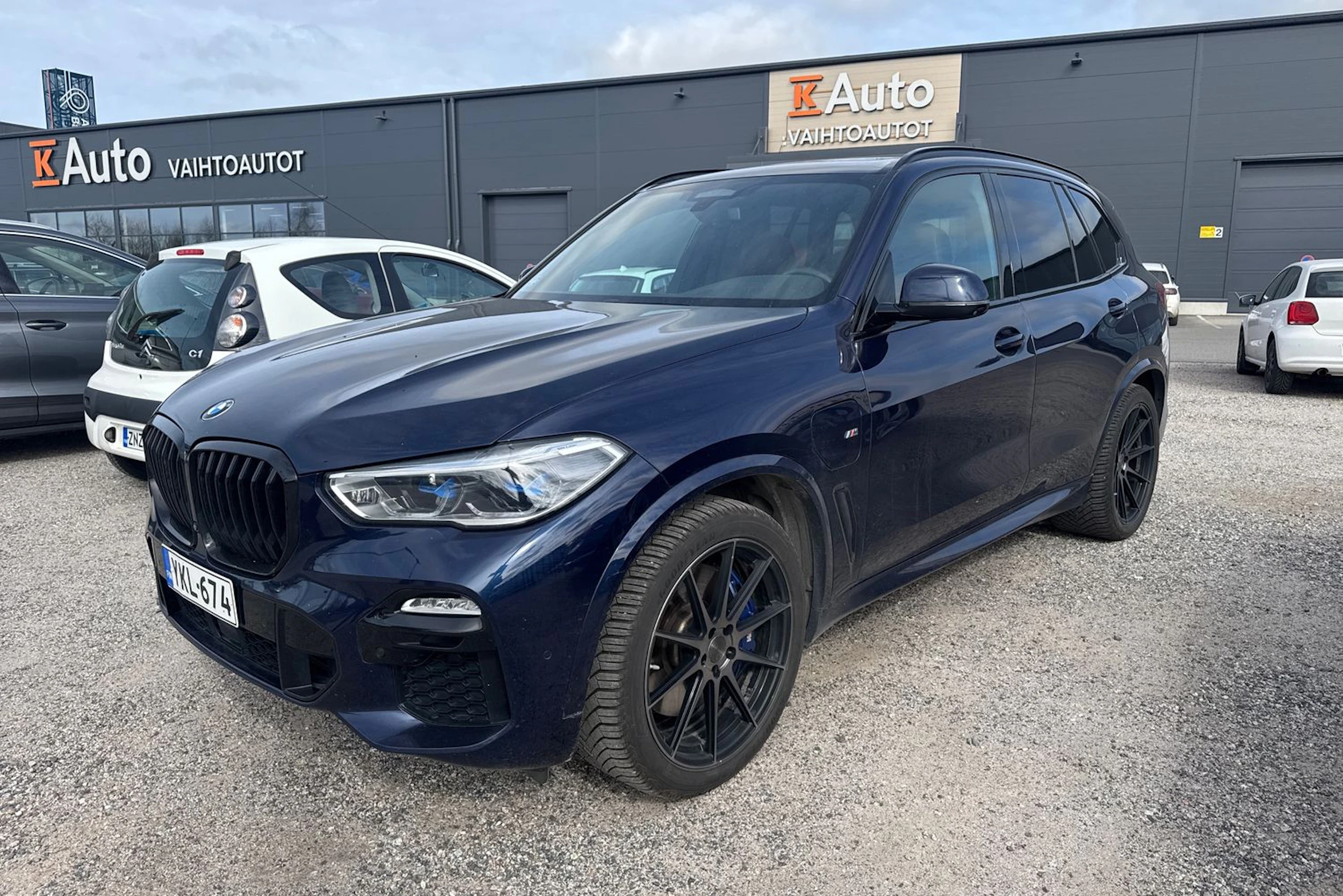 sininen BMW X5 2020 kuva 4.