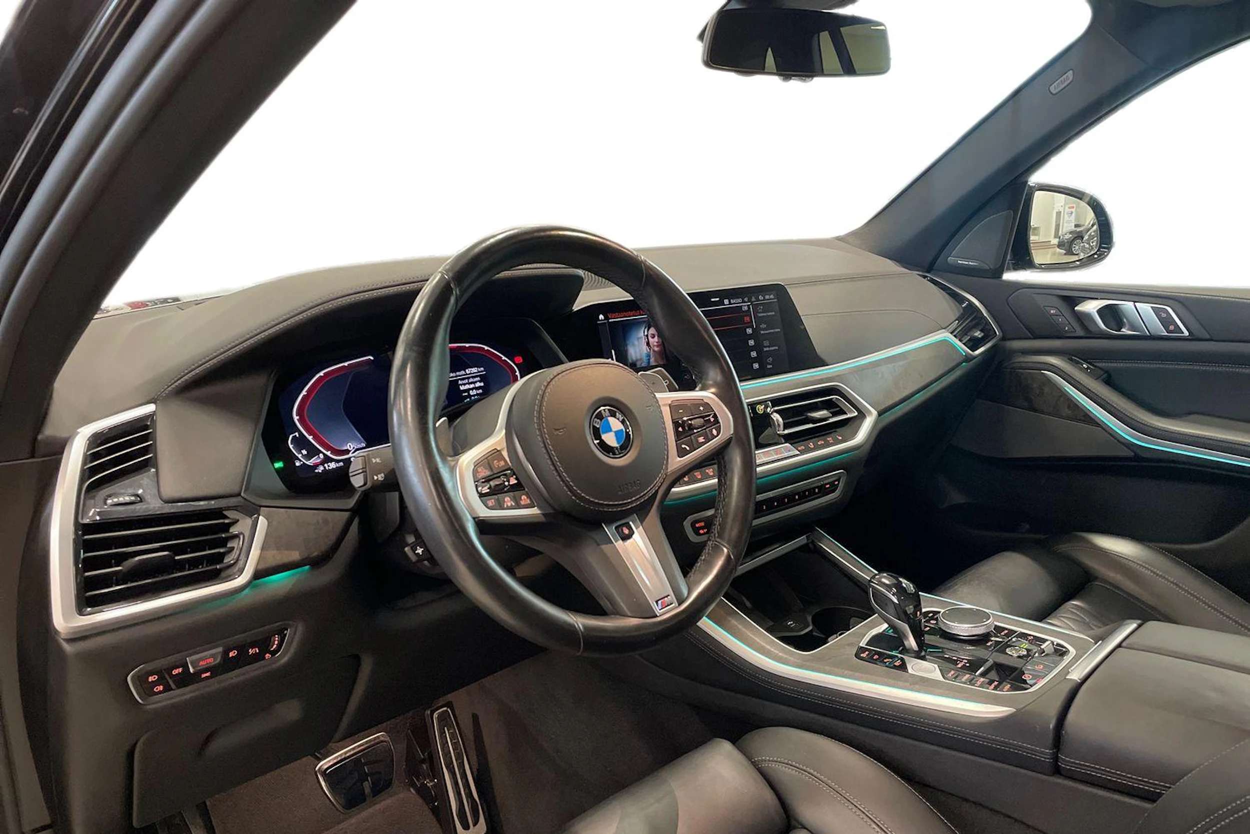 musta BMW X5 2021 kuva 6.