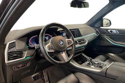 musta BMW X5 2021 kuva 6.