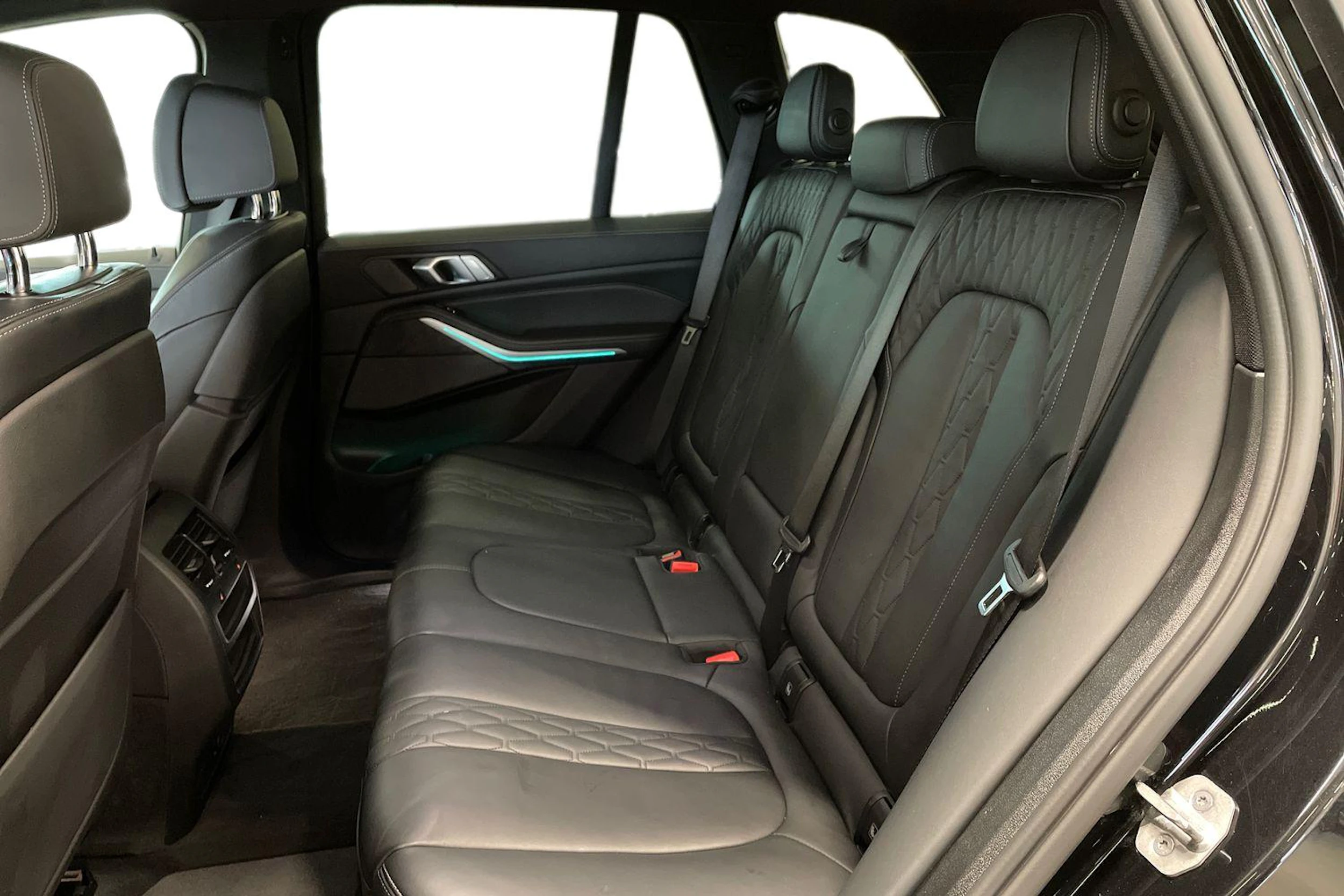 musta BMW X5 2021 kuva 8.