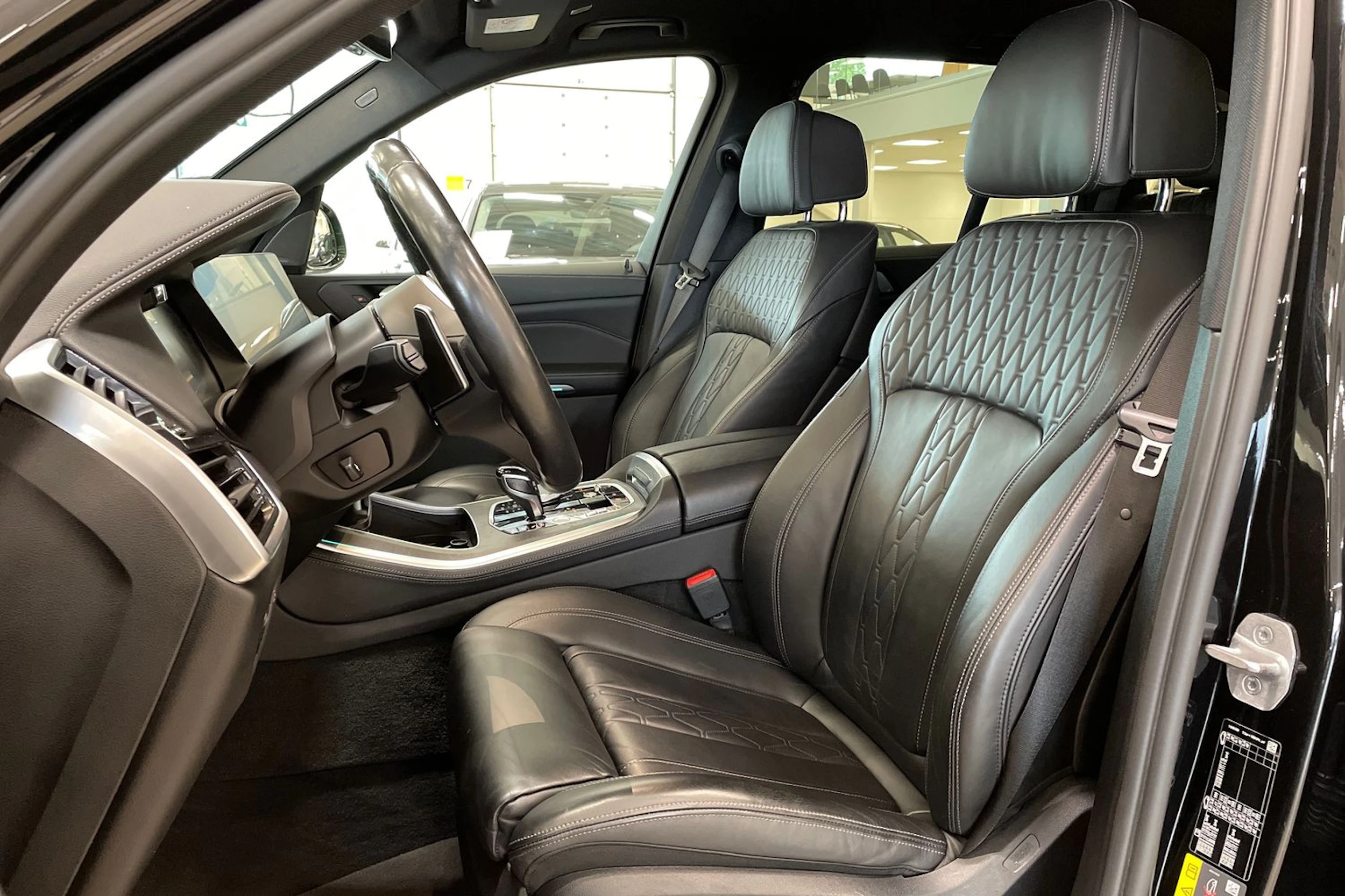 musta BMW X5 2021 kuva 11.