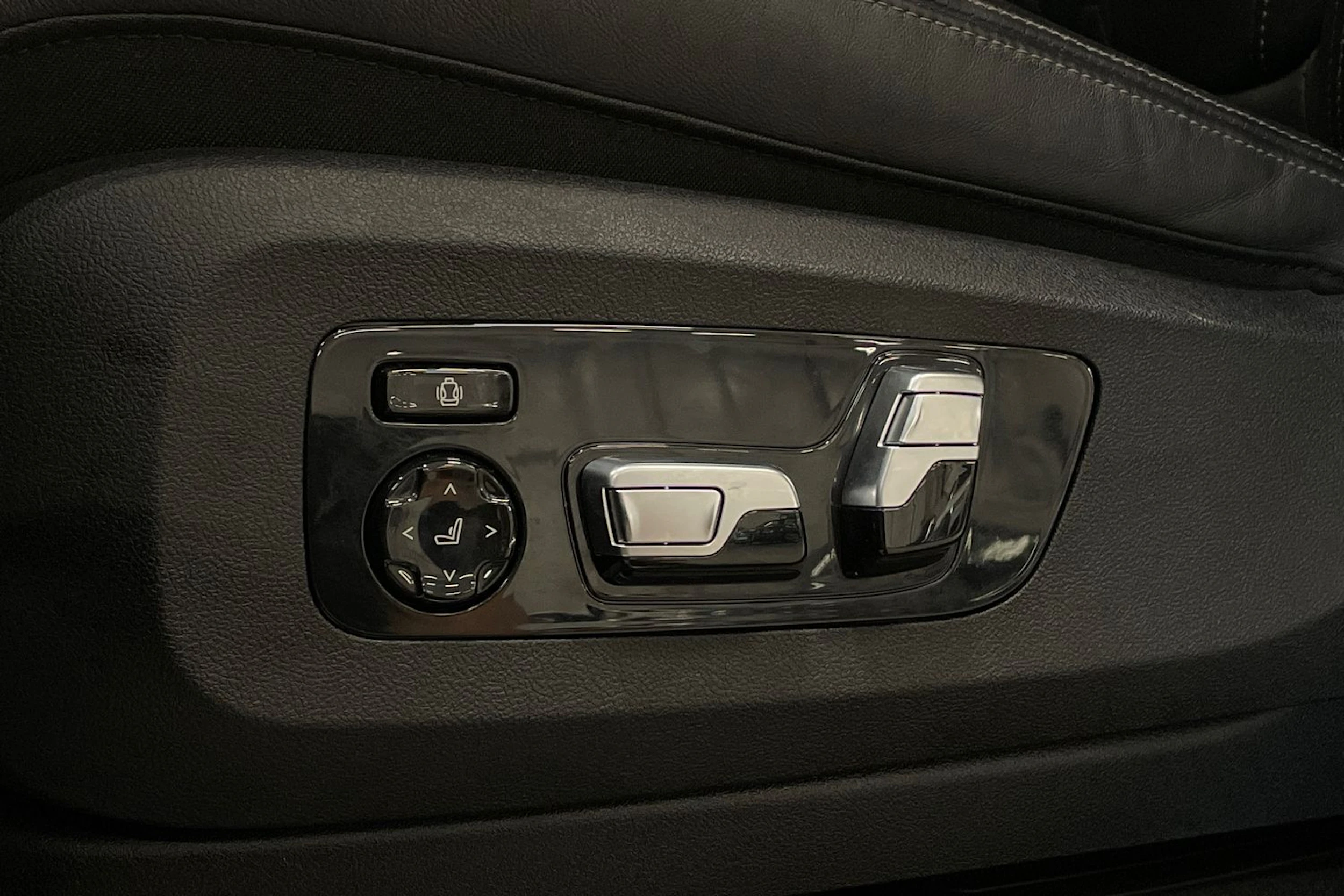 musta BMW X5 2021 kuva 12.