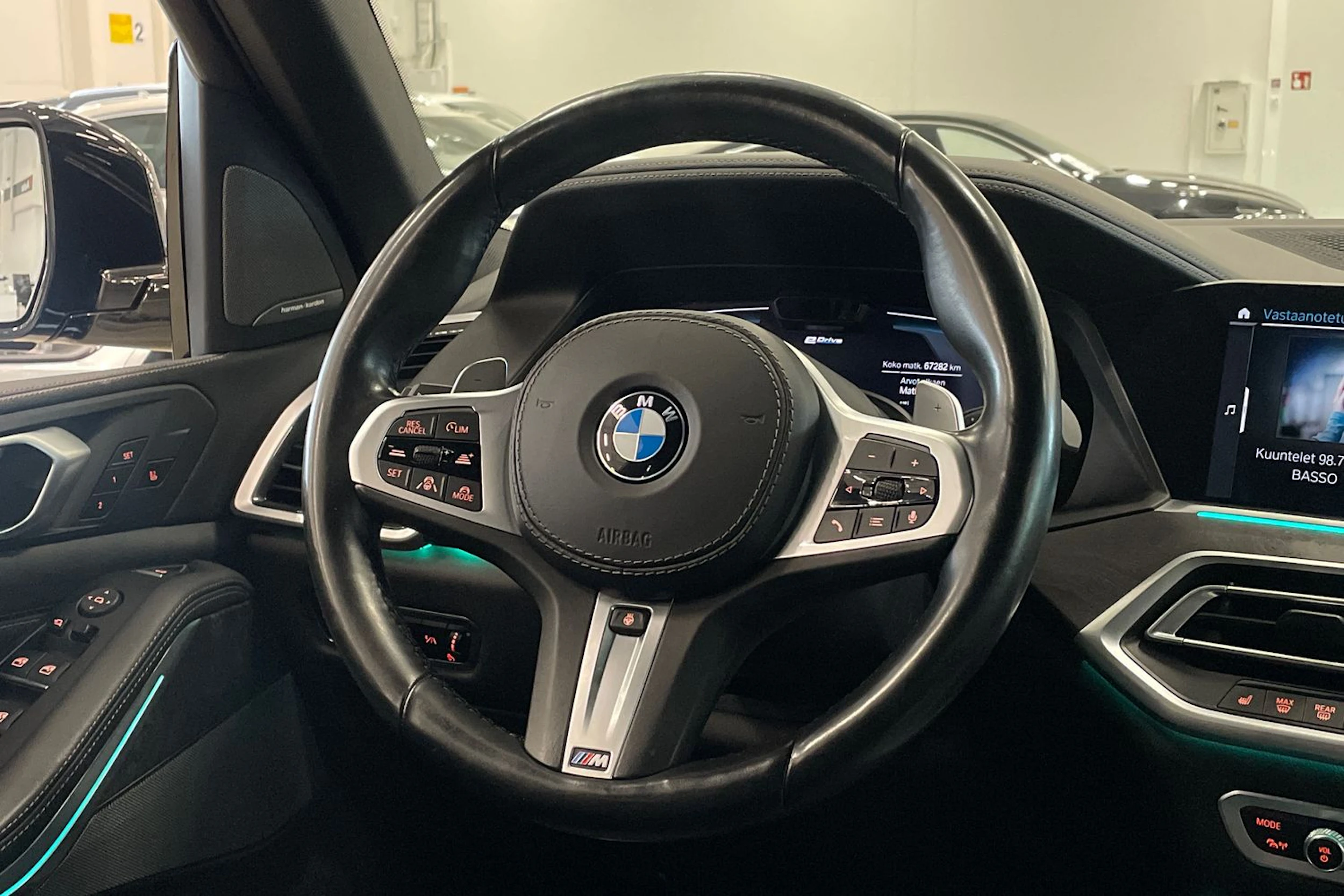 musta BMW X5 2021 kuva 13.