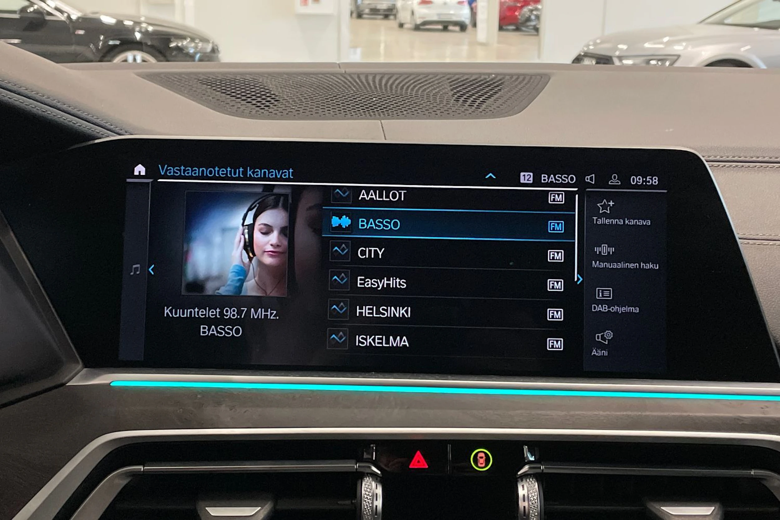 musta BMW X5 2021 kuva 17.