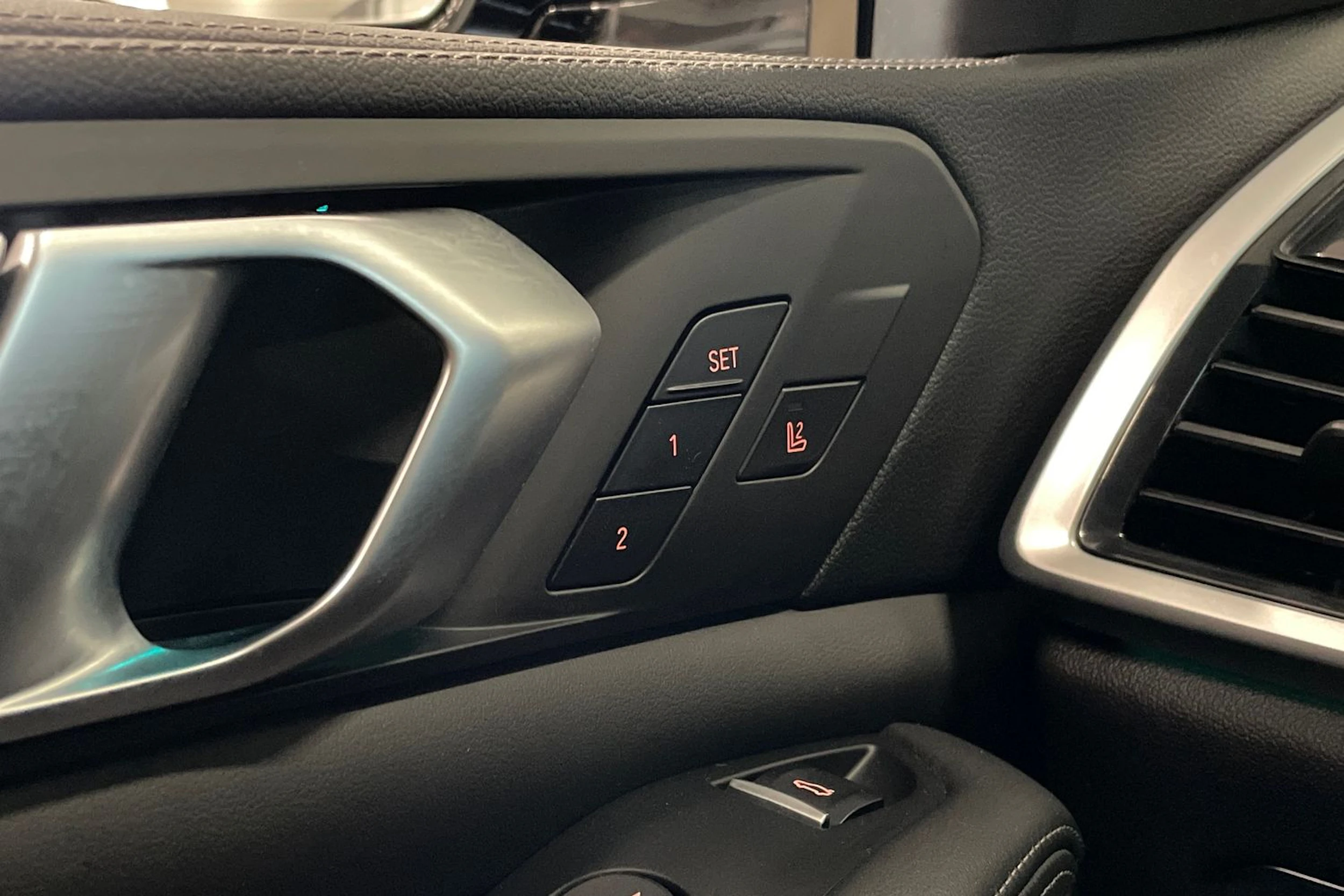 musta BMW X5 2021 kuva 32.
