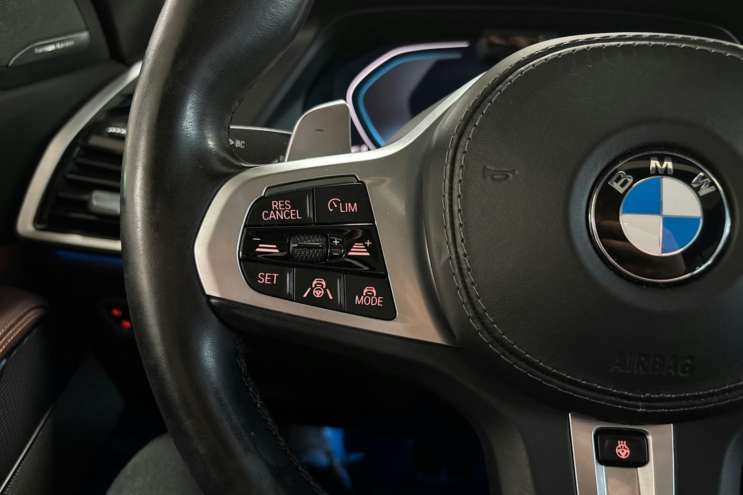 valkoinen BMW X5 2021 kuva 22.