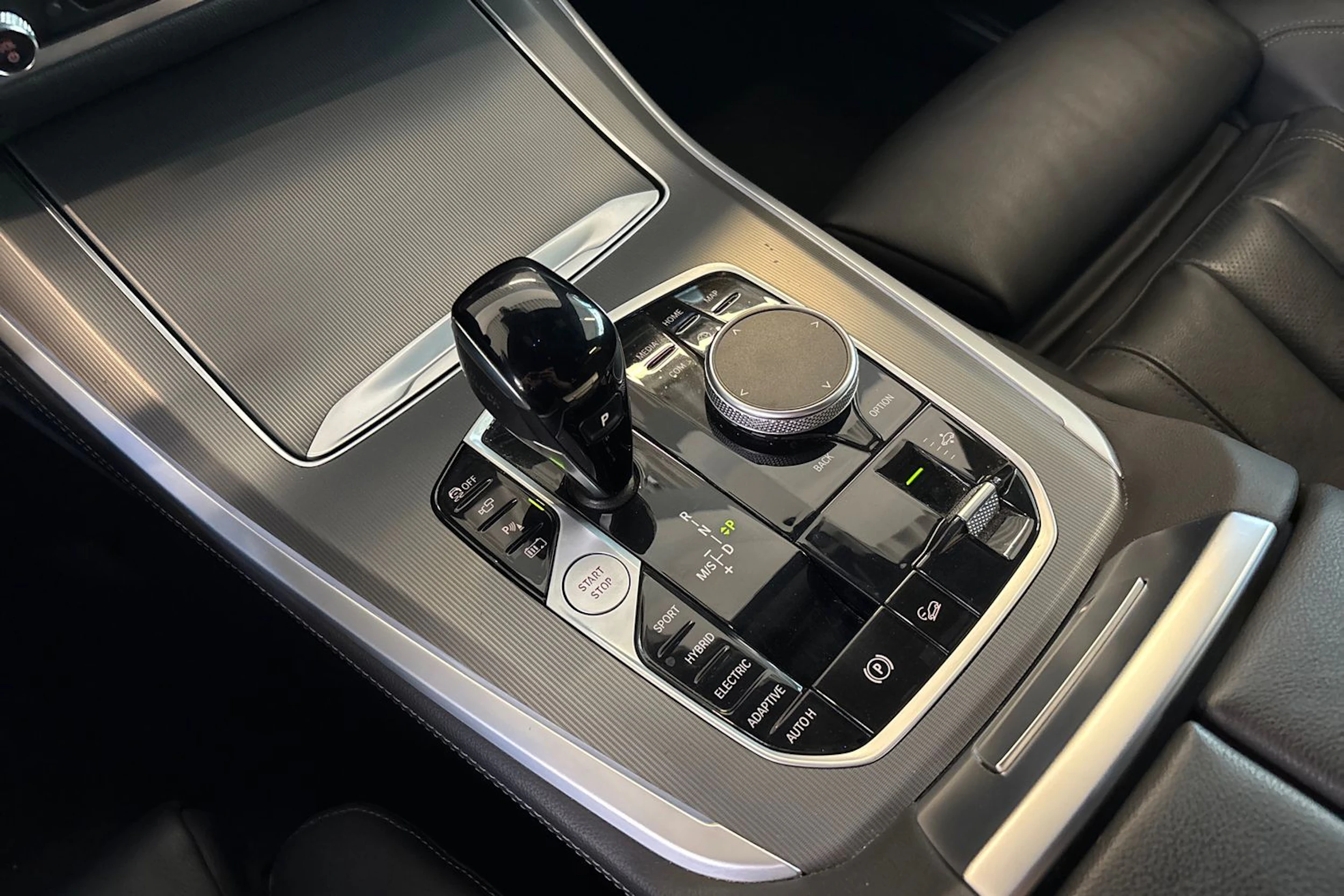 Harmaa BMW X5 2022 kuva 18.