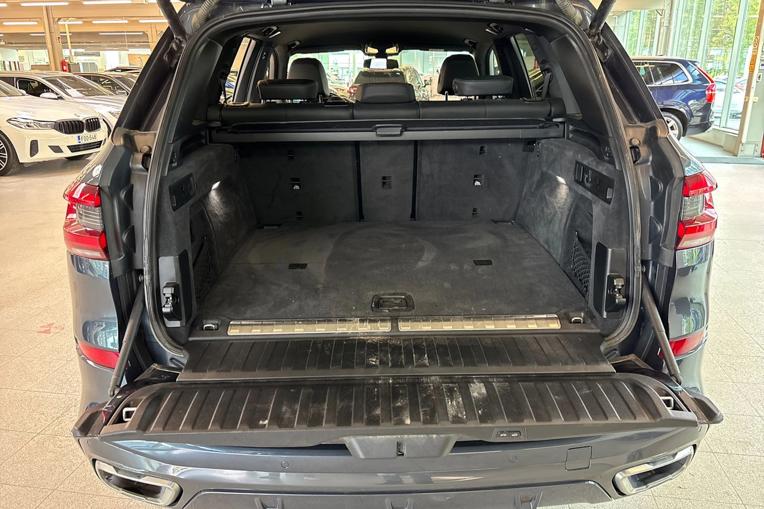 Harmaa BMW X5 2022 kuva 22.