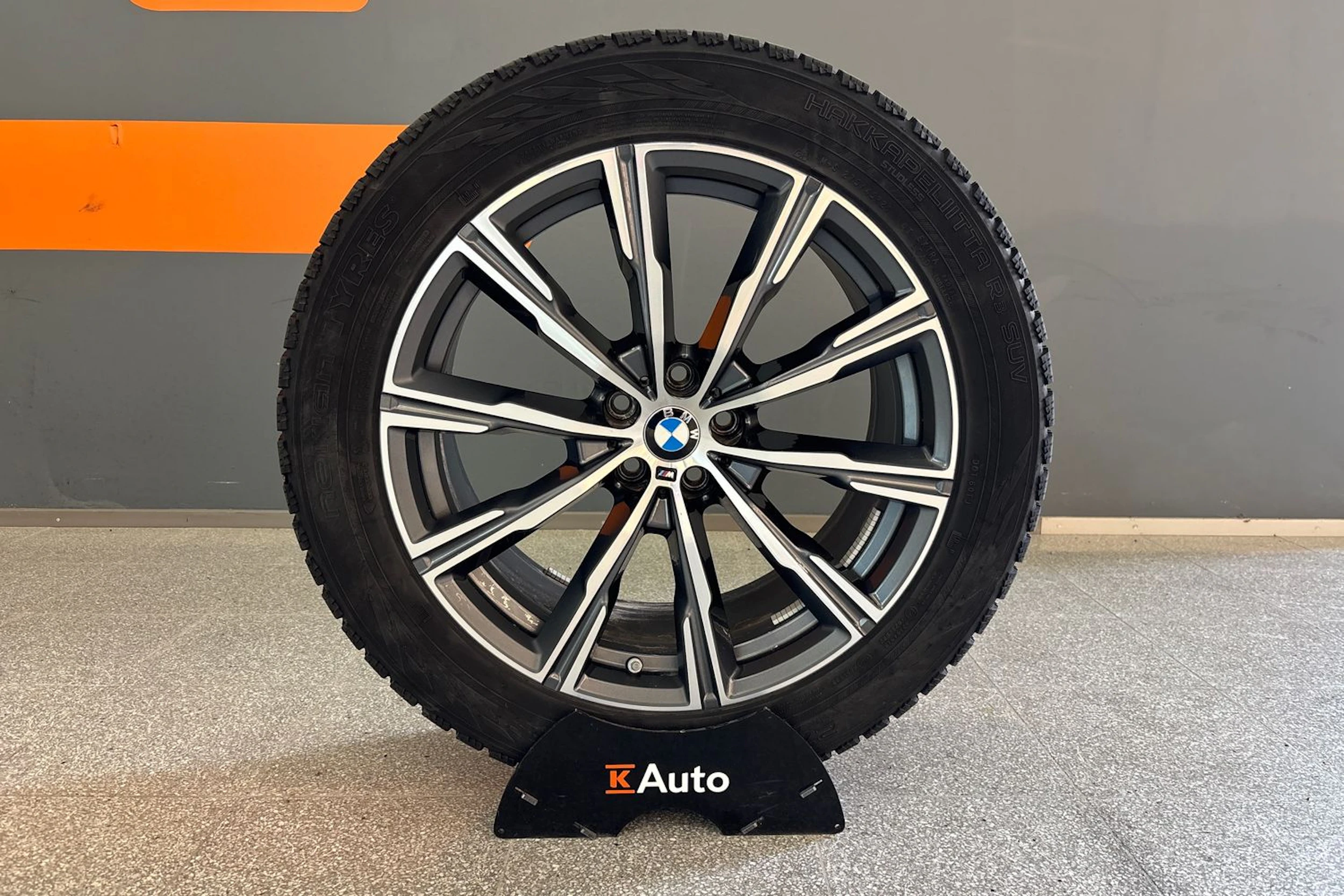 Harmaa BMW X5 2022 kuva 25.