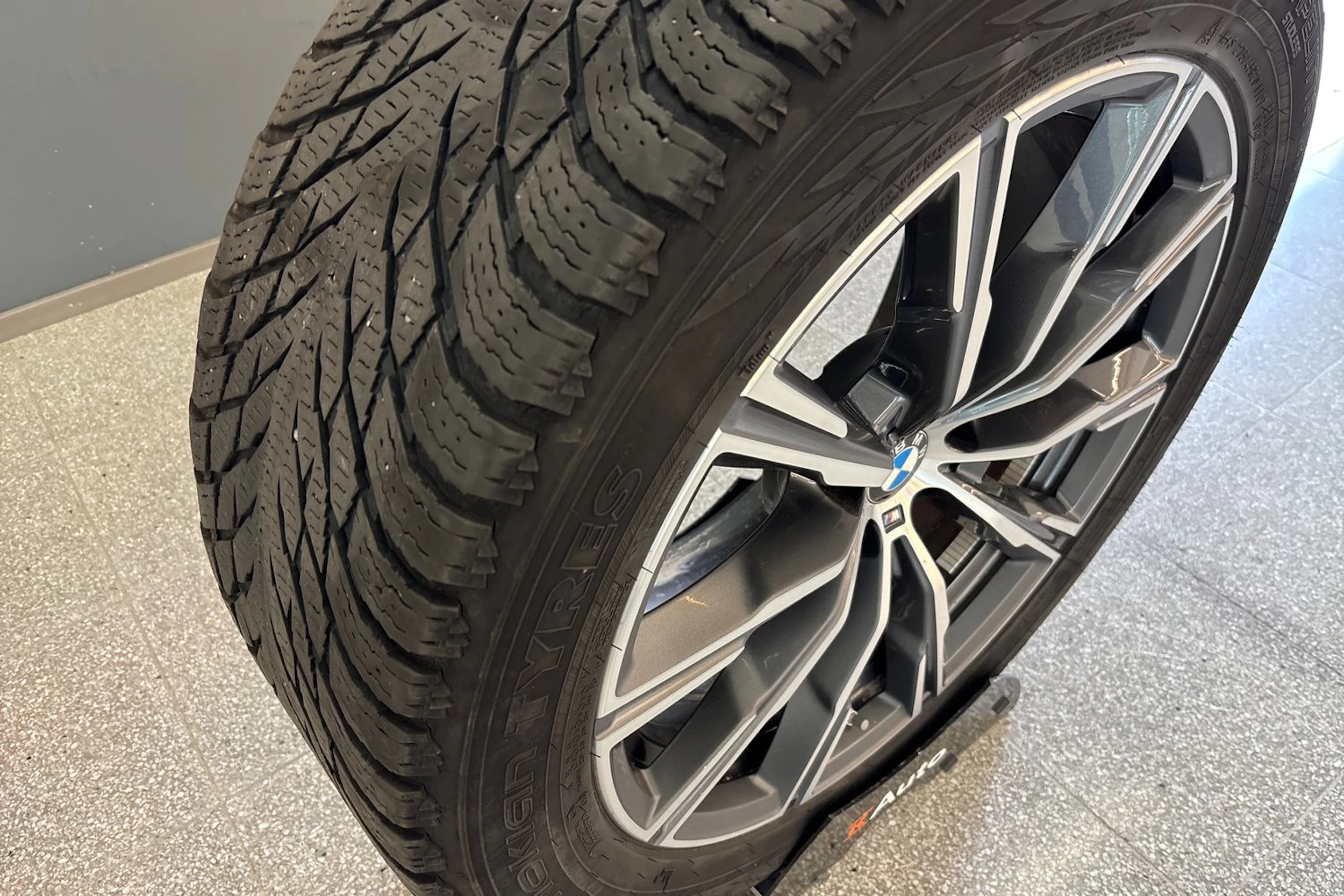 Harmaa BMW X5 2022 kuva 26.