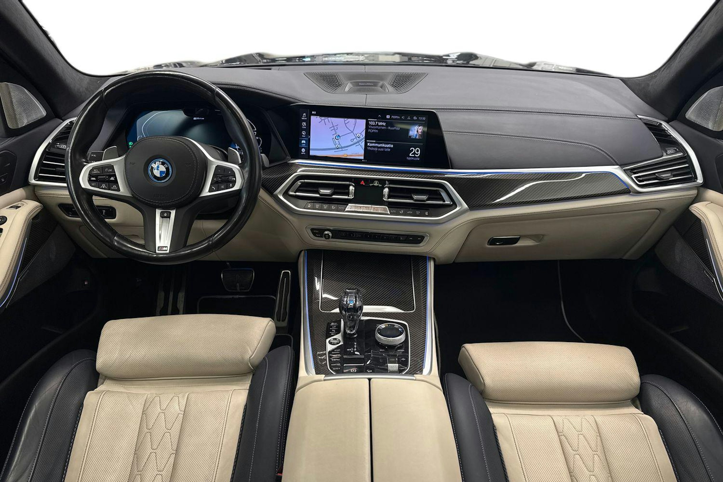 Musta BMW X5 2022 kuva 7.