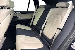 Musta BMW X5 2022 kuva 8.