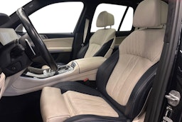 Musta BMW X5 2022 kuva 9.