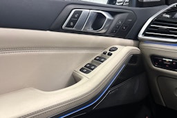 Musta BMW X5 2022 kuva 17.