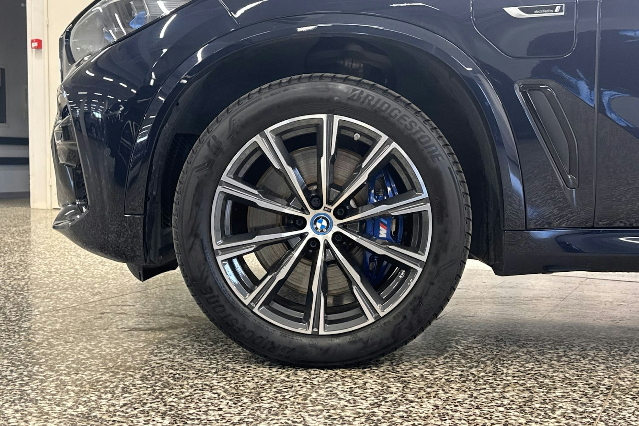 Musta BMW X5 2022 kuva 40.