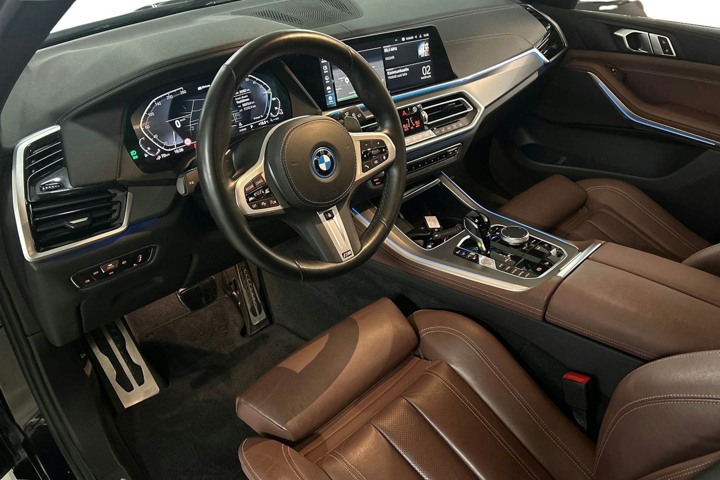 Musta BMW X5 2022 kuva 7.