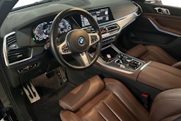 Musta BMW X5 2022 kuva 7.