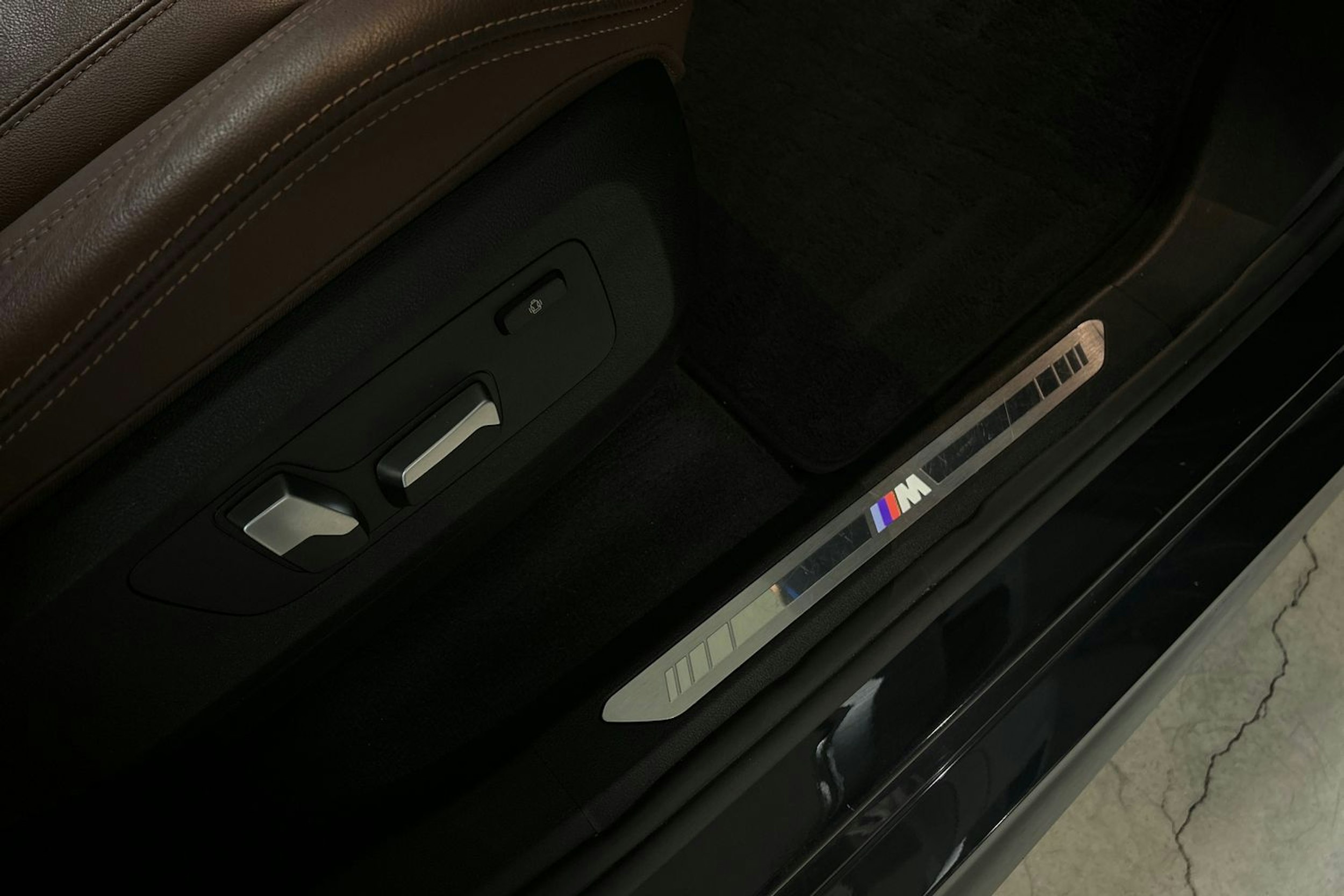 Musta BMW X5 2022 kuva 36.