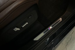 Musta BMW X5 2022 kuva 36.