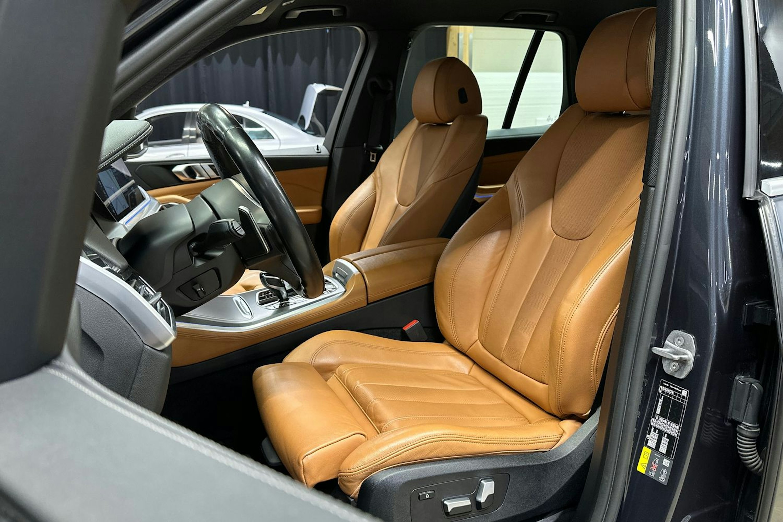 harmaa BMW X5 2022 kuva 17.