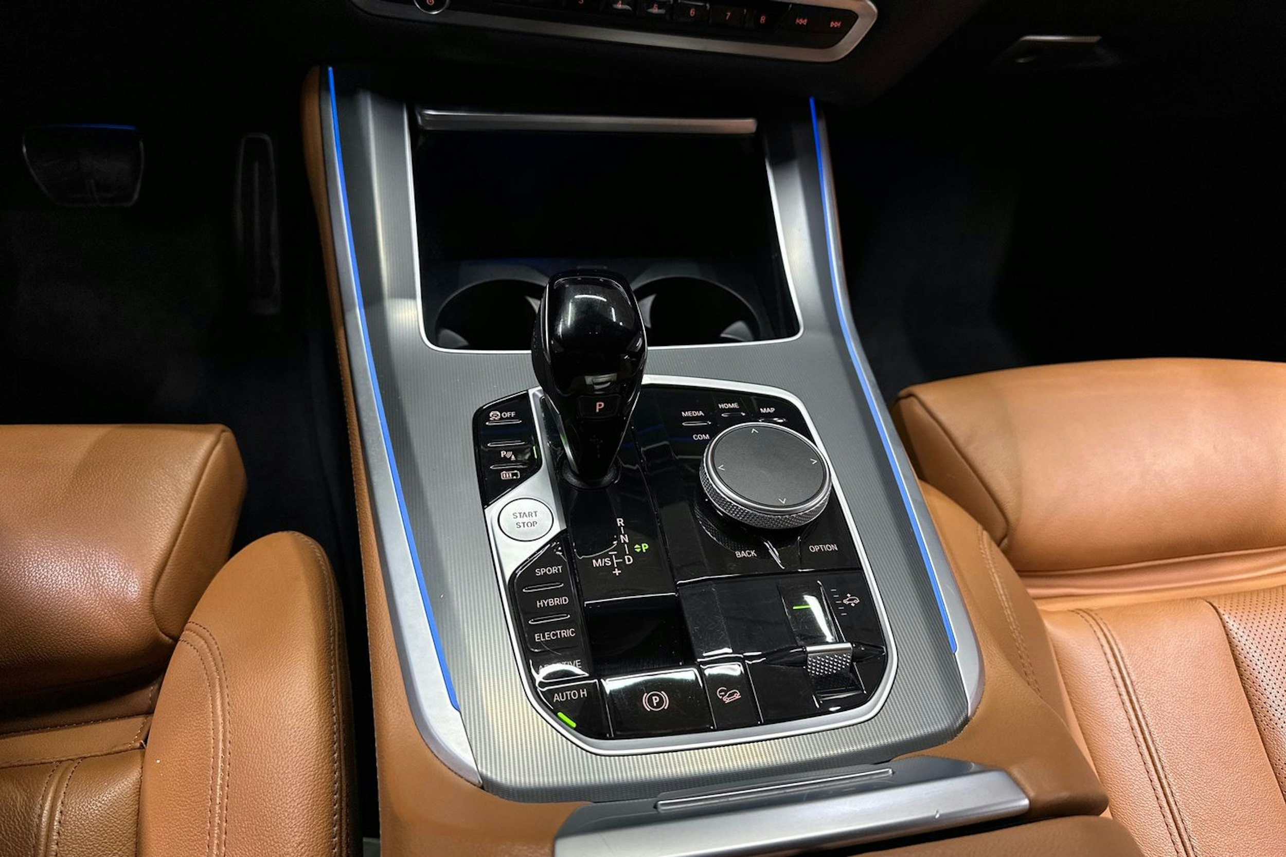 harmaa BMW X5 2022 kuva 27.