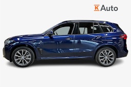 sininen BMW X5 2023 kuva 6.