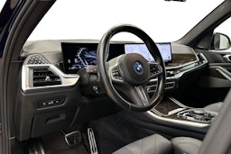 sininen BMW X5 2023 kuva 7.