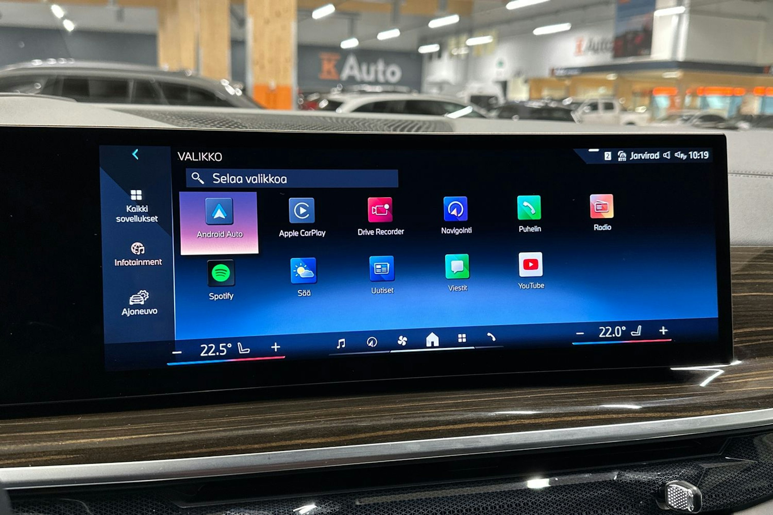 sininen BMW X5 2023 kuva 24.