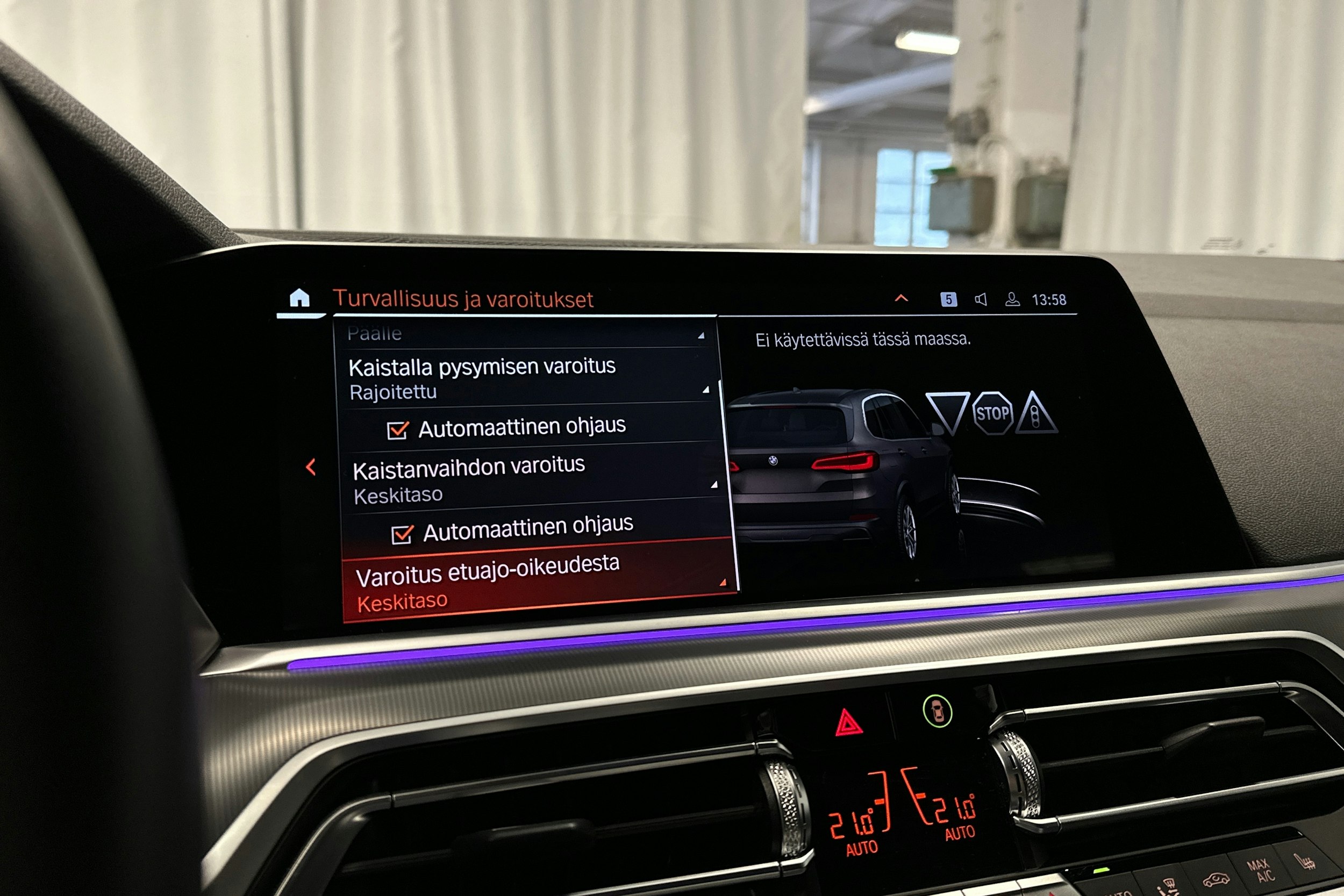 harmaa BMW X5 2023 kuva 23.