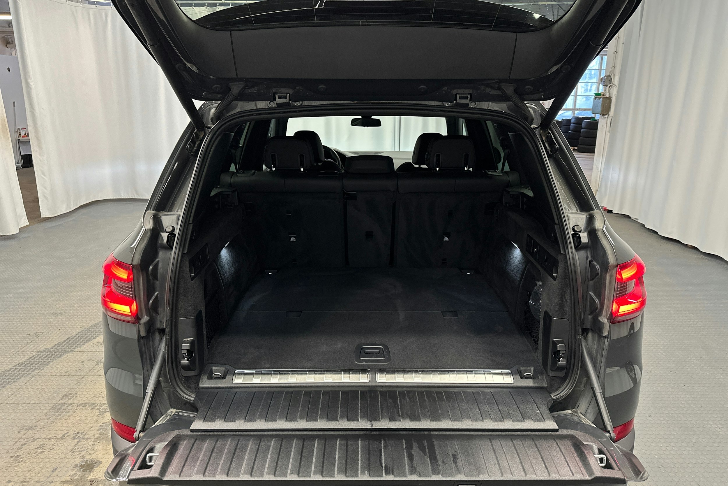 harmaa BMW X5 2023 kuva 34.