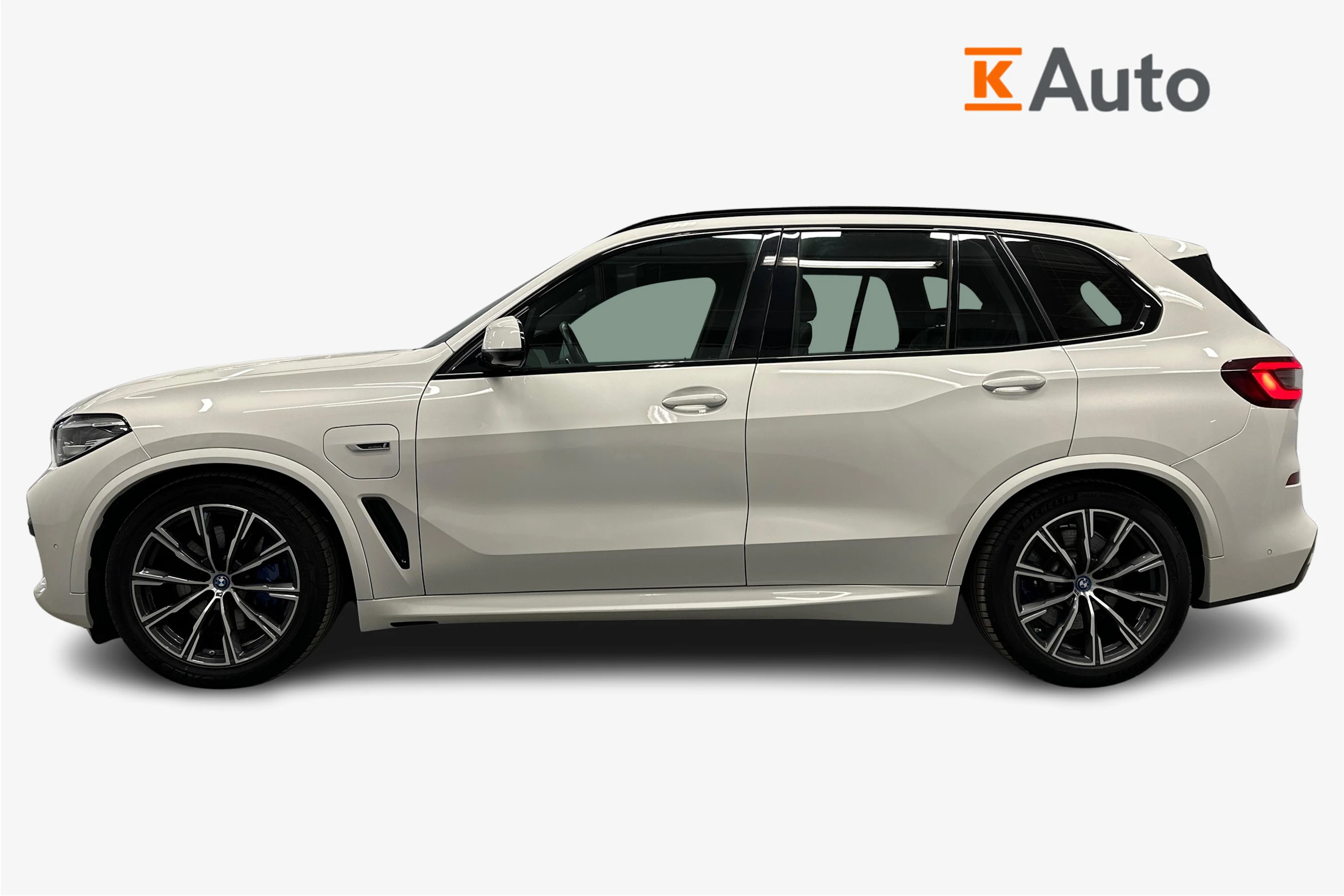 valkoinen BMW X5 2023 kuva 7.